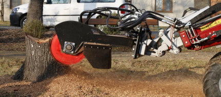 Fréza na pařezy s hydraulickým pohonem pro zavěšení na stavební stroj FZ 465